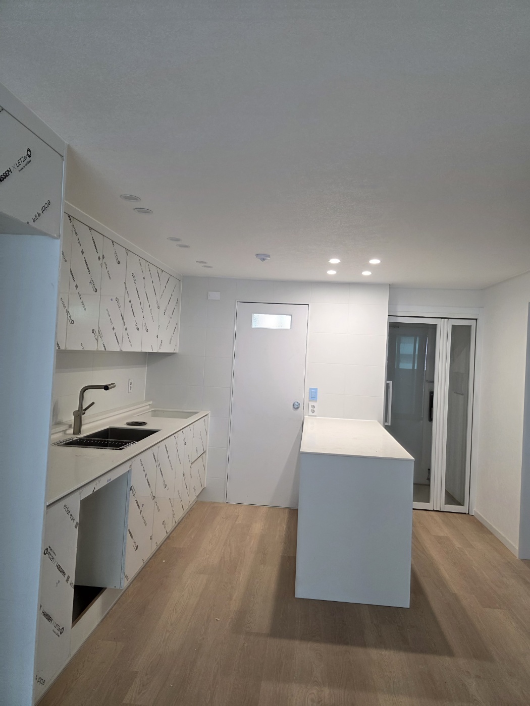 /user/s/sinseong/editor/2512/4eefe522e86ab57946849aedd6a22996_1765336482_0373.jpg 이미지크게보기